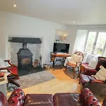 Milldam A Characterful In An Elevated Location Above With Walks From The Door Конистон