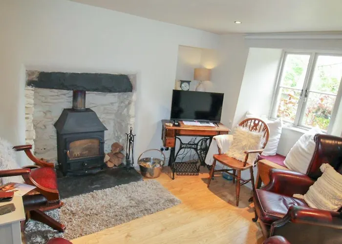 Milldam A Characterful In An Elevated Location Above With Walks From The Door كونيستون